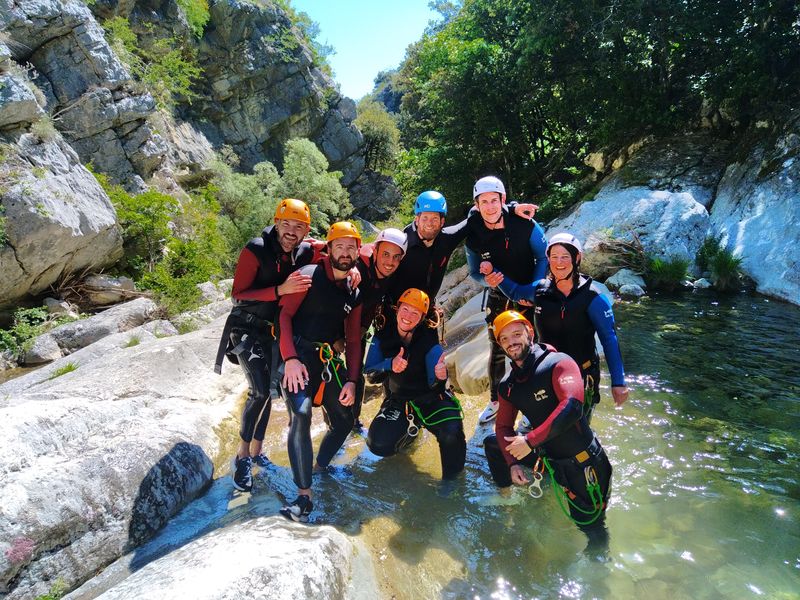 Groupe content d'avoir fait le canyon du Gours du Ray à coté de Gréolière, dans le haut pays Grassois.