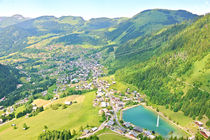 Vue aérienne du village de Châtel et du lac de Vonnes en été