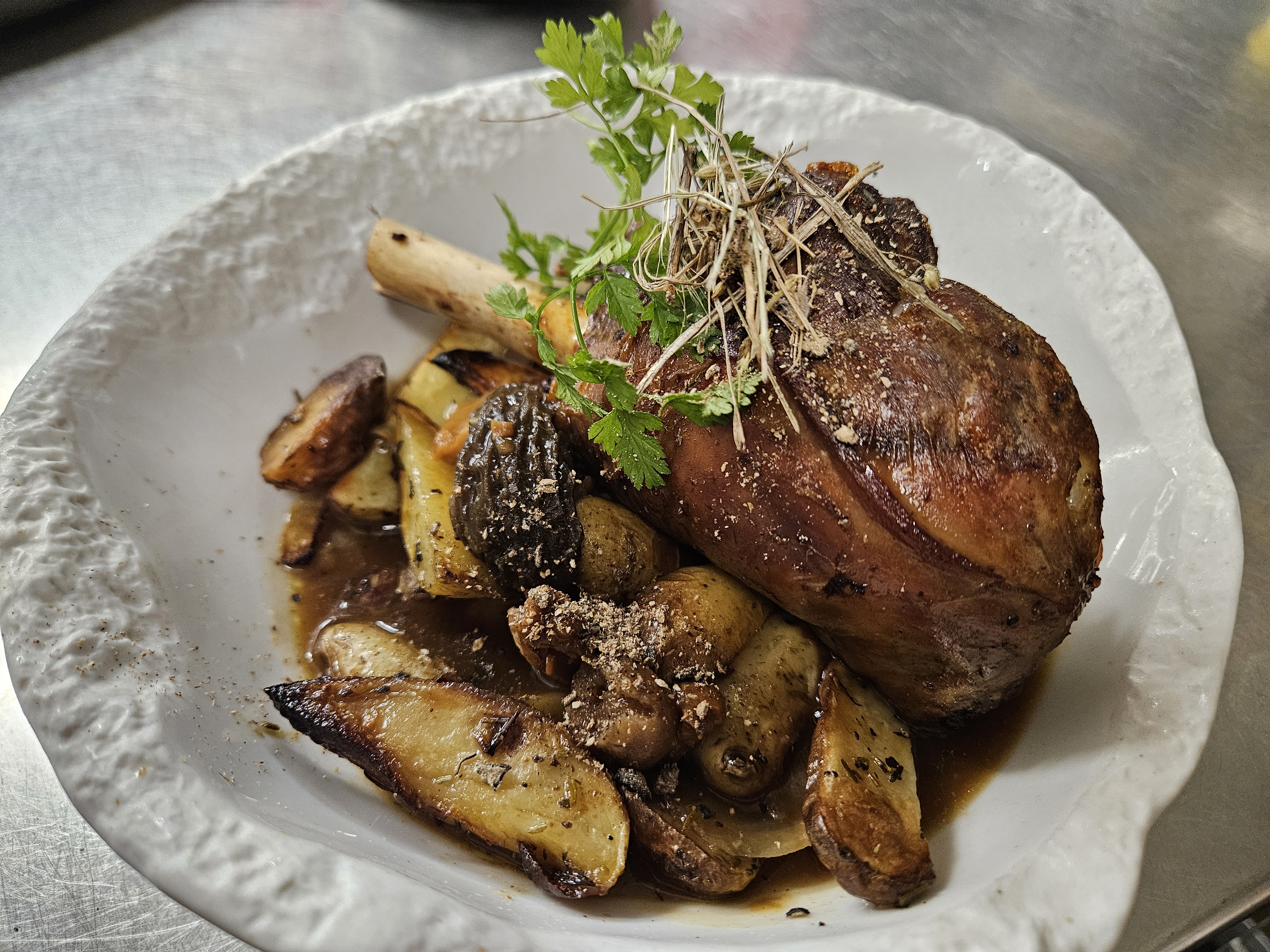 Souris de gigot d'agneau braisé au foin du village