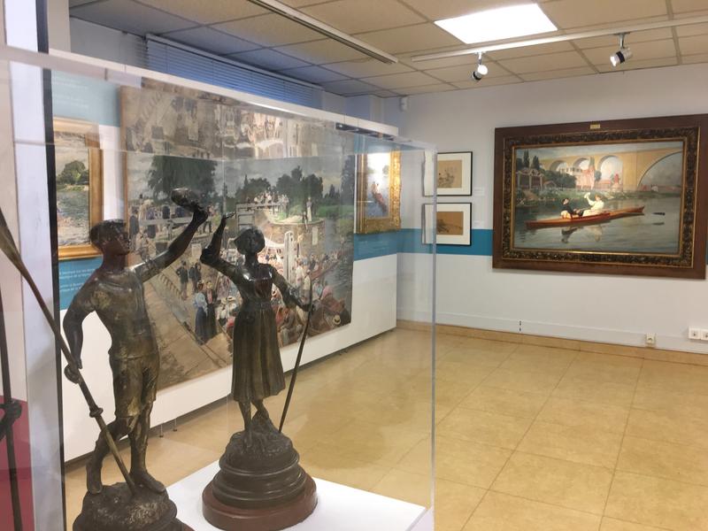 Salle d'exposition du musée avec des peintures de la marne et des sculptures 