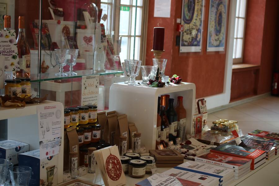 objets souvenirs à la vente dans l'espace boutique du château de Vincennes 