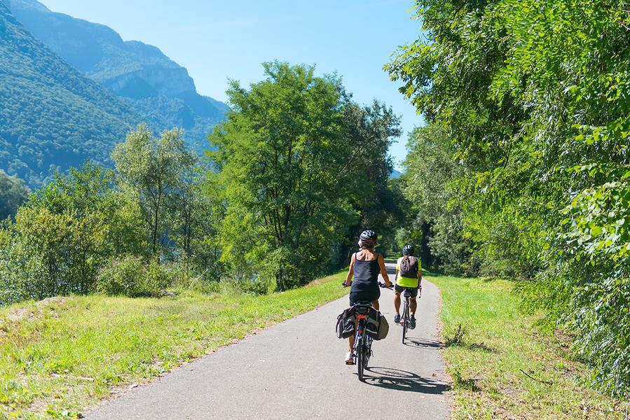 Couple de cyclotouristes sur la Belle Via