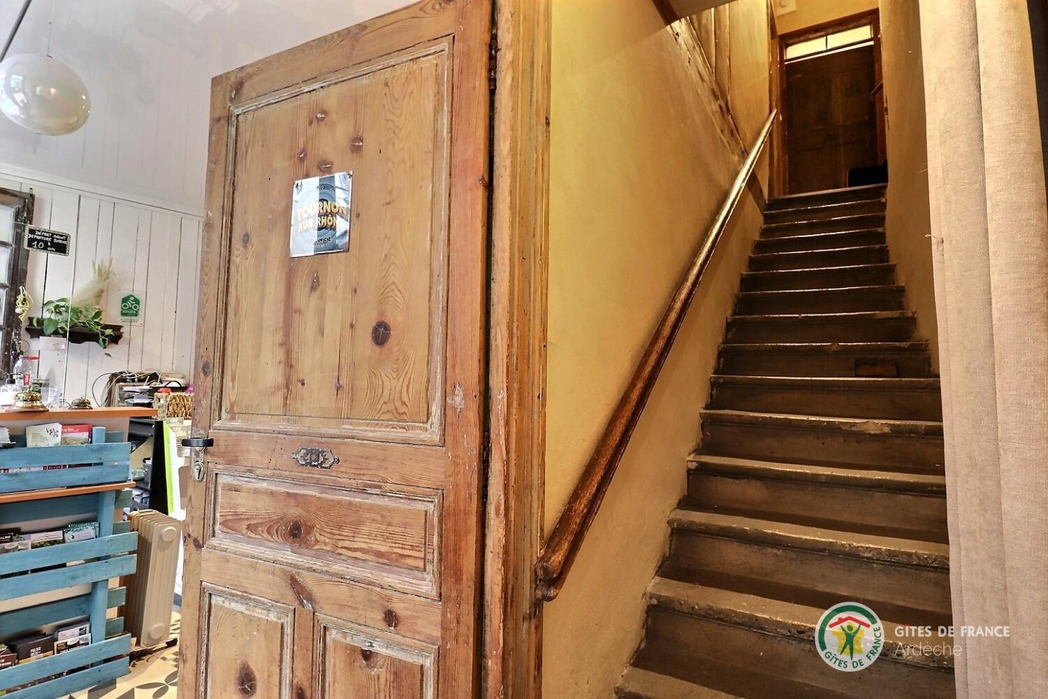 Escalier entre le rez de chaussée et la pièce de vie