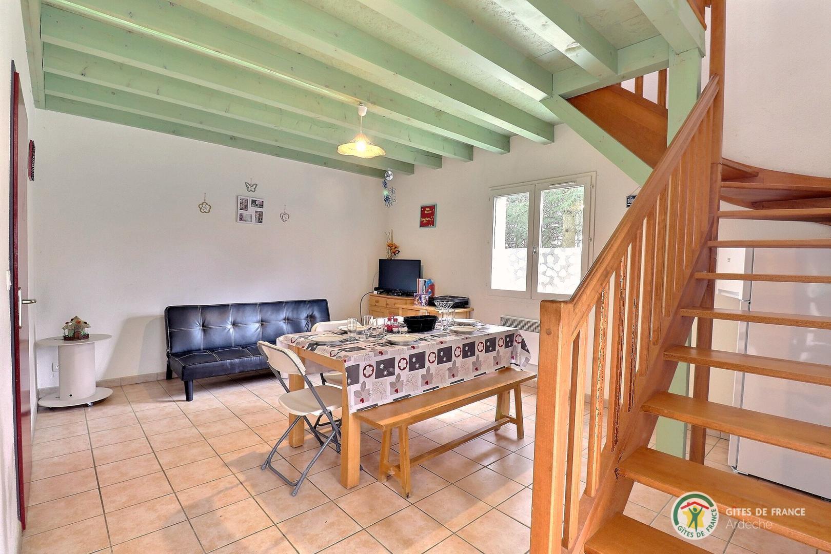 Pièce de vie avec espace repas et salon
