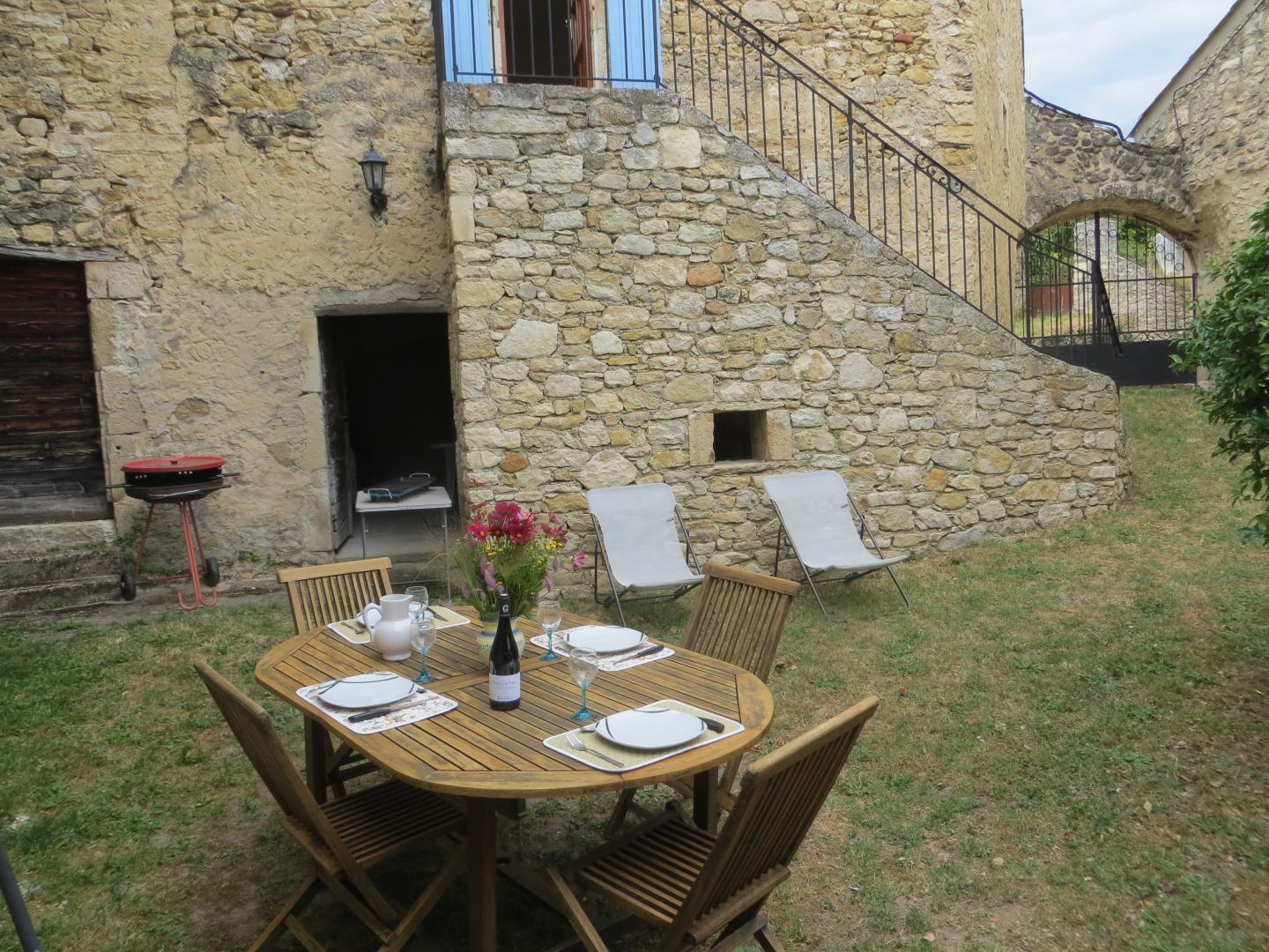 Espace jardin avec mobilier, barbecue, plancha...