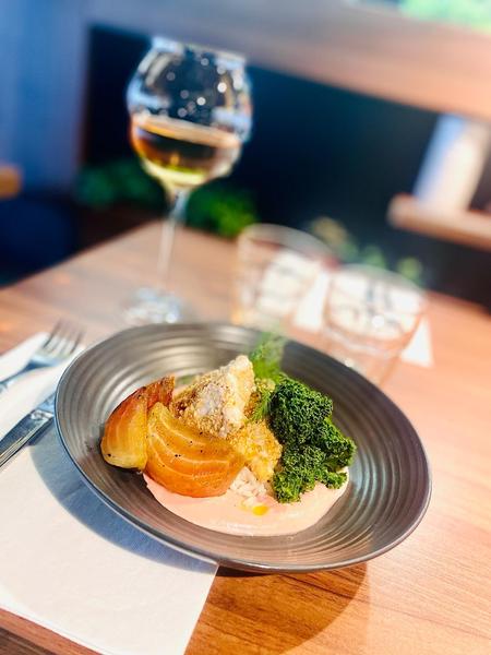 Photo du plat du jour, avec un verre de vin