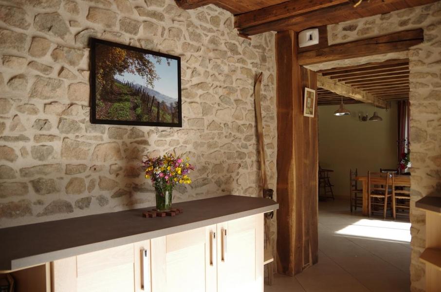Gîte du Grand Peisselay à VALSONNE (Rhône - Beaujolais Vert) : cuisine donnant sur la salle à manger.