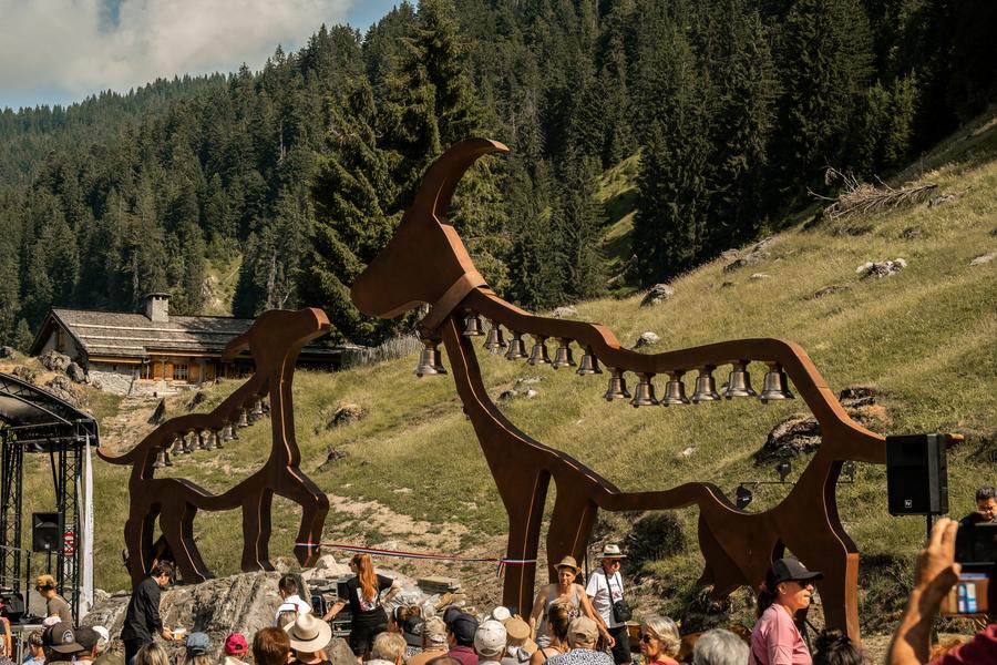 Jour de fête au village des chèvres Jour de fête au village des chèvres