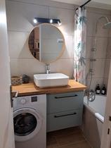 Salle de bains du studio, baignoire, évier, miroir, machine à laver