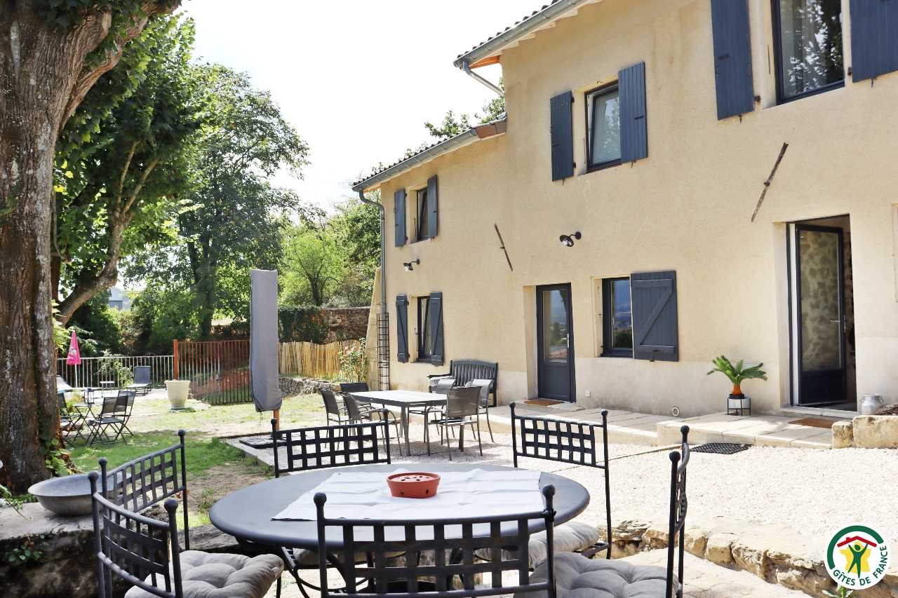 Façade du gîte La maison du Verger et ses équipements extérieurs