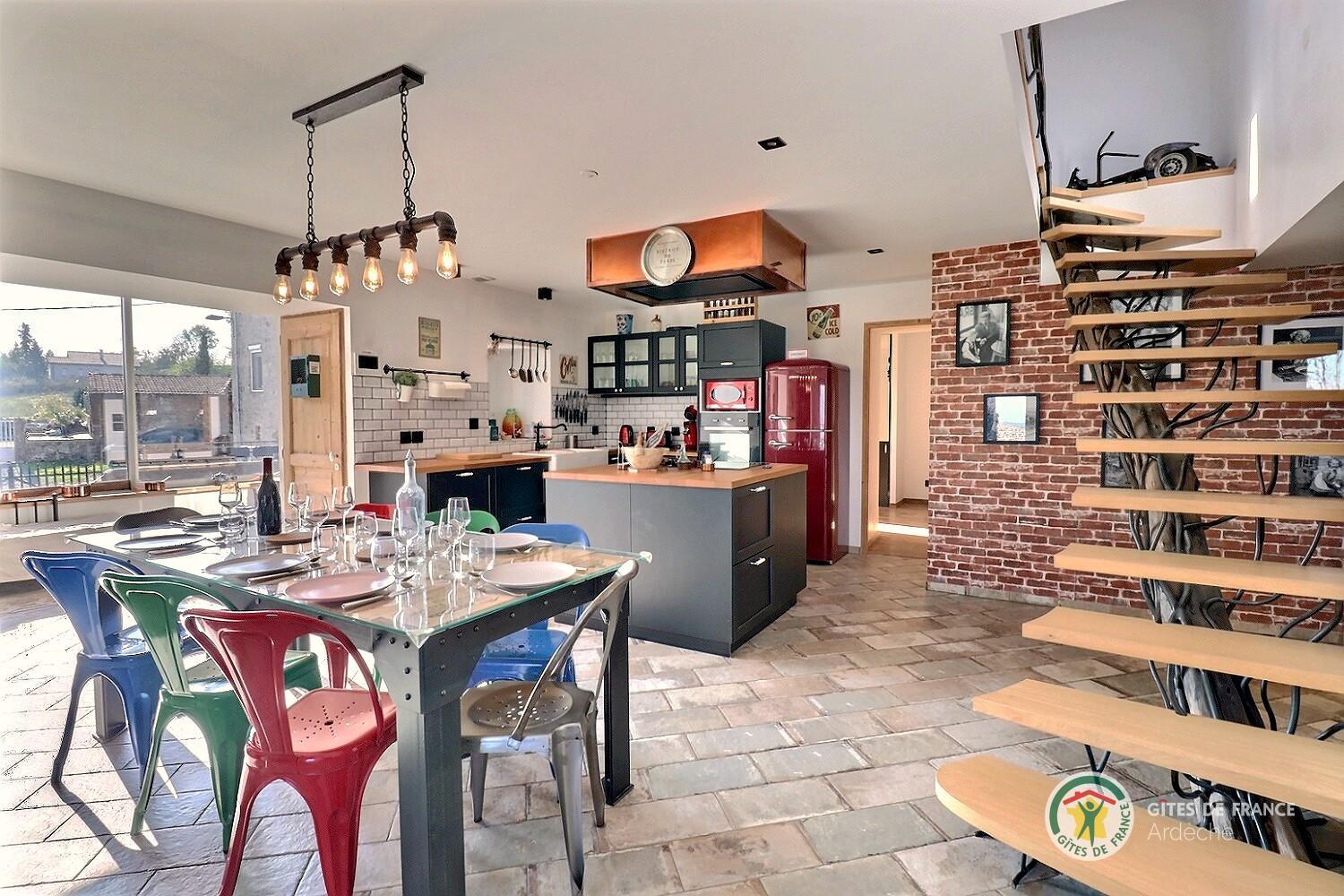 Pièce de vie avec coin cuisine équipée (escalier depuis équipé d'un filet)
