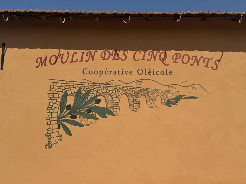 La façade rénovée du Moulin des Cinq Ponts à Cuers