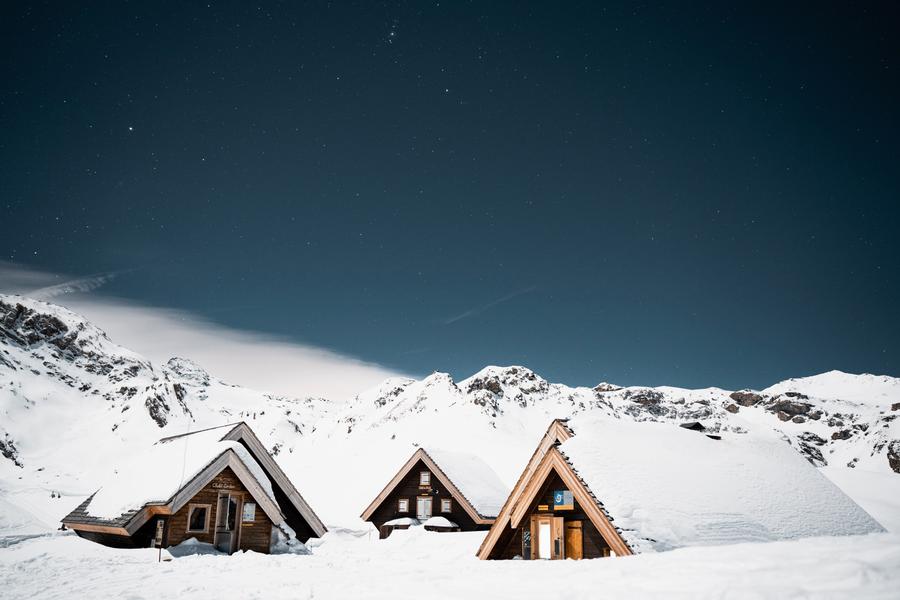 Le refuge du Fond des Fours sous la neige en hiver la nuit