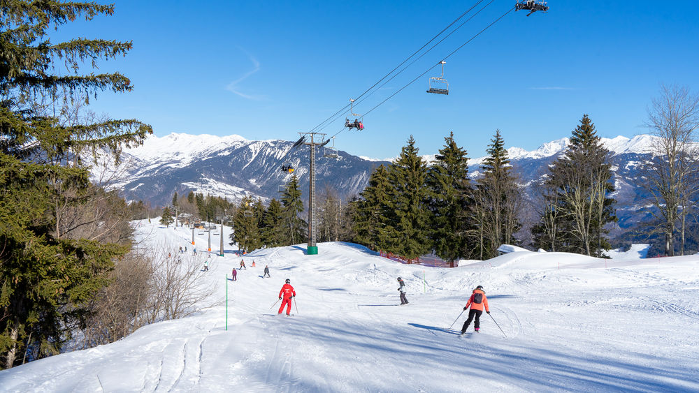 Skieurs sur les pistes de Doucy vers les granges du loup