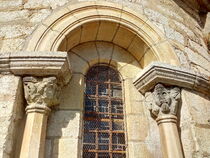 Détail de l'abside de l'église de Lhuis