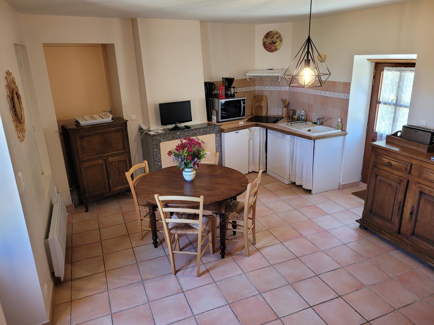 Le séjour avec coin cuisine et l'entrée par la calée, coté Nord