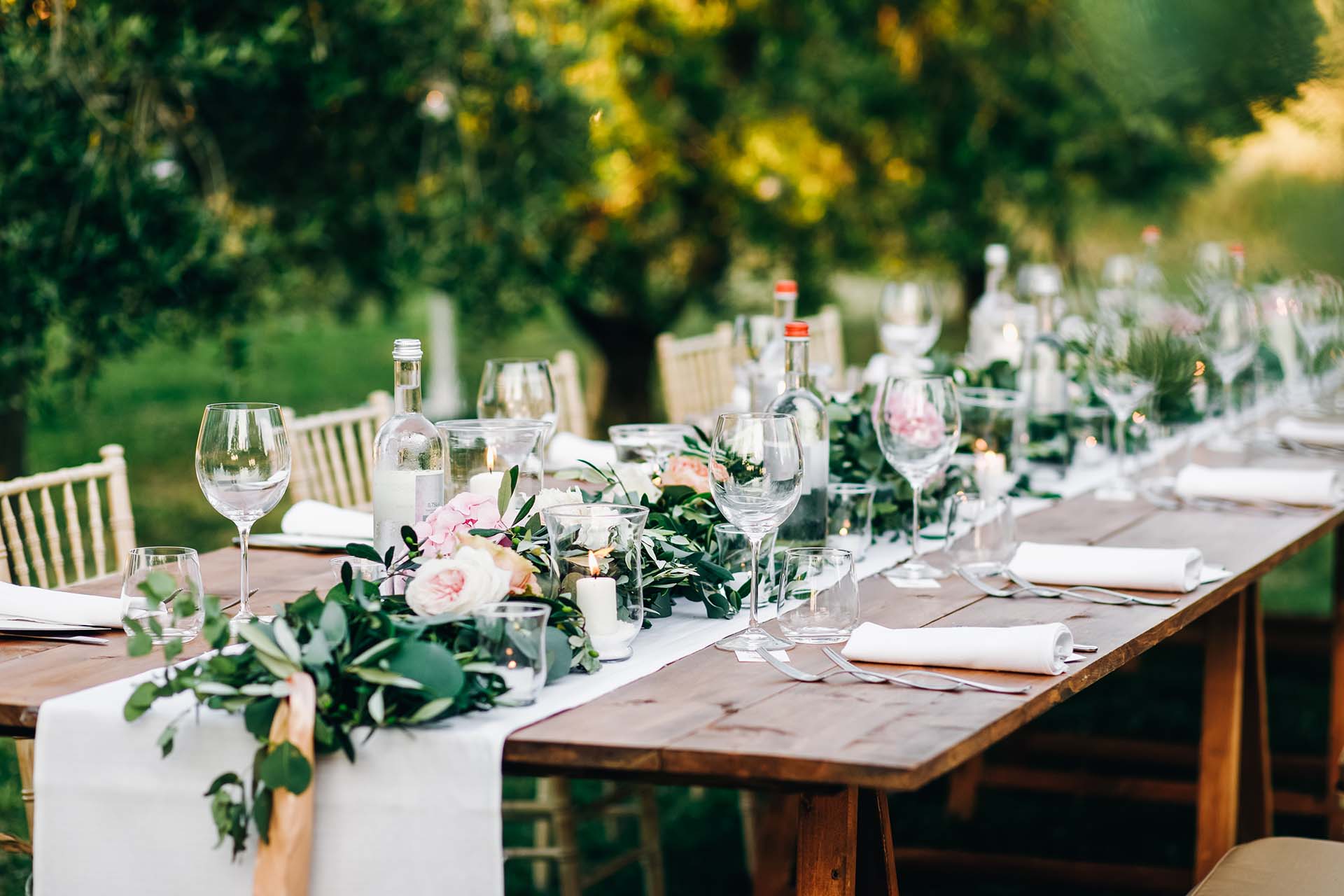guirlande-florale-d-eucalyptus-et-de-fleurs-roses-se-trouve-sur-la-tablebd