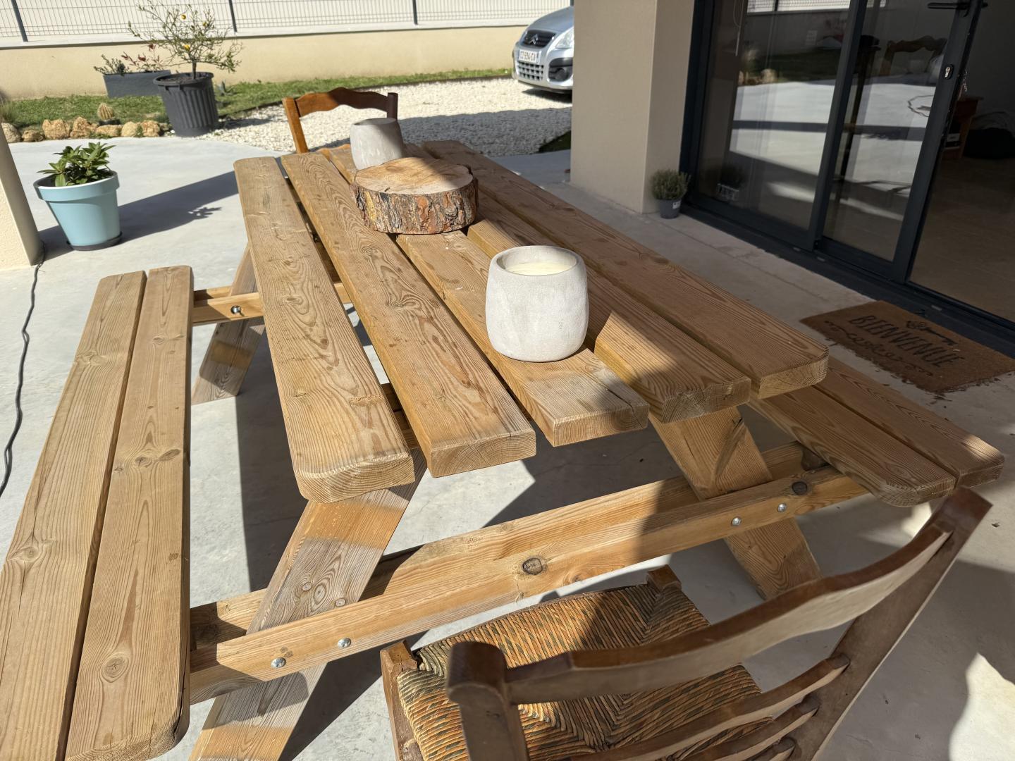Table à manger extérieur face piscine sous haut vent debut avril 2024