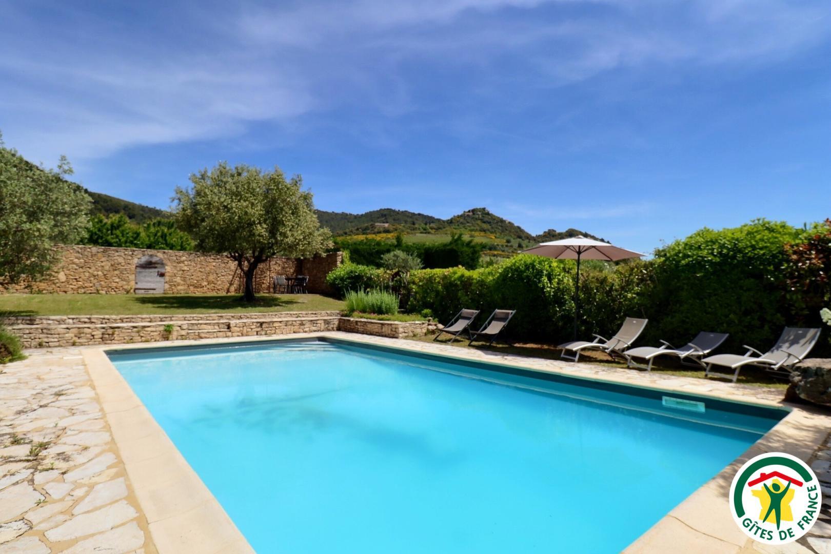Piscine à partager avec les propriétaires. Ouverte selon la météo de mai à oct, non chauffée, 12x4m, profondeur 1m à 2m5 environ. Sécurisée par une alarme et portillon avec clé.