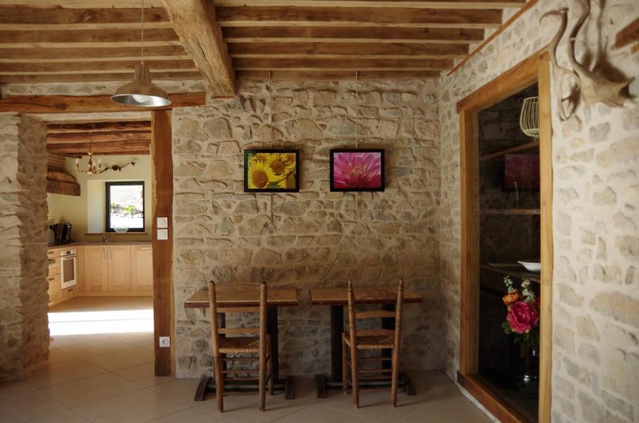 Gîte du Grand Peisselay à VALSONNE (Rhône - Beaujolais Vert) : salle à manger ouverte sur la cuisine.