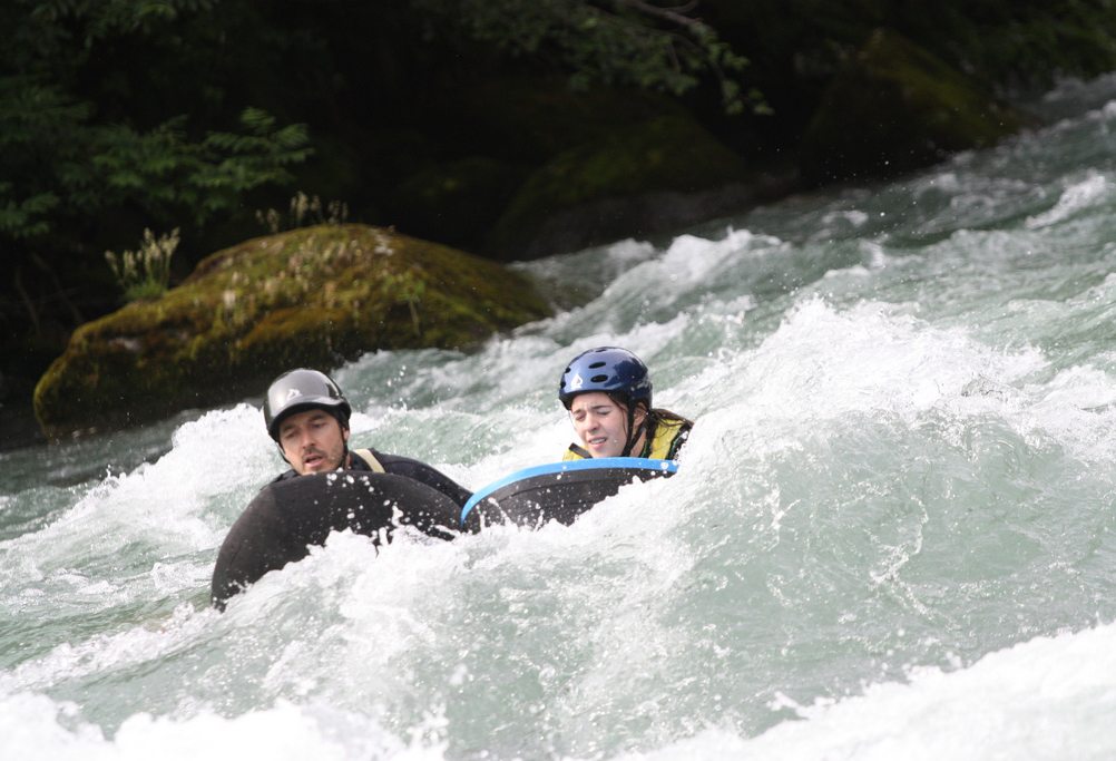 Hydrospeed dans les rapides d'une rivière