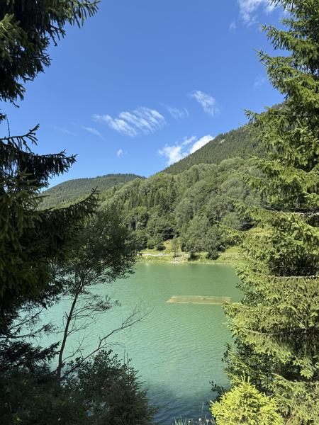 Fondations d'une ferme au fond du lac