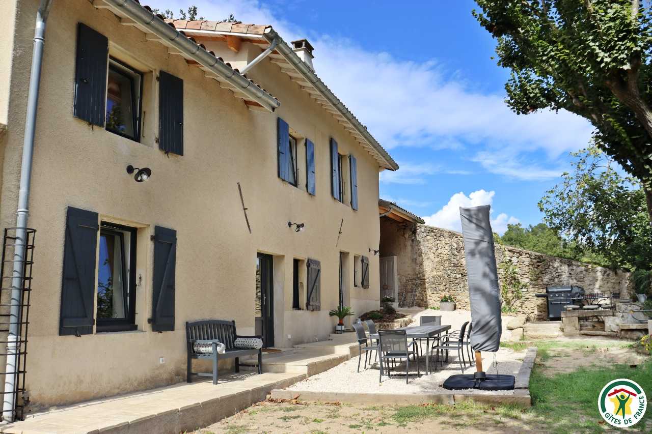 Façade du gîte La maison du Verger et ses équipements extérieurs