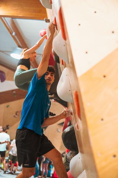 Grimpeur dans la salle d'escalade