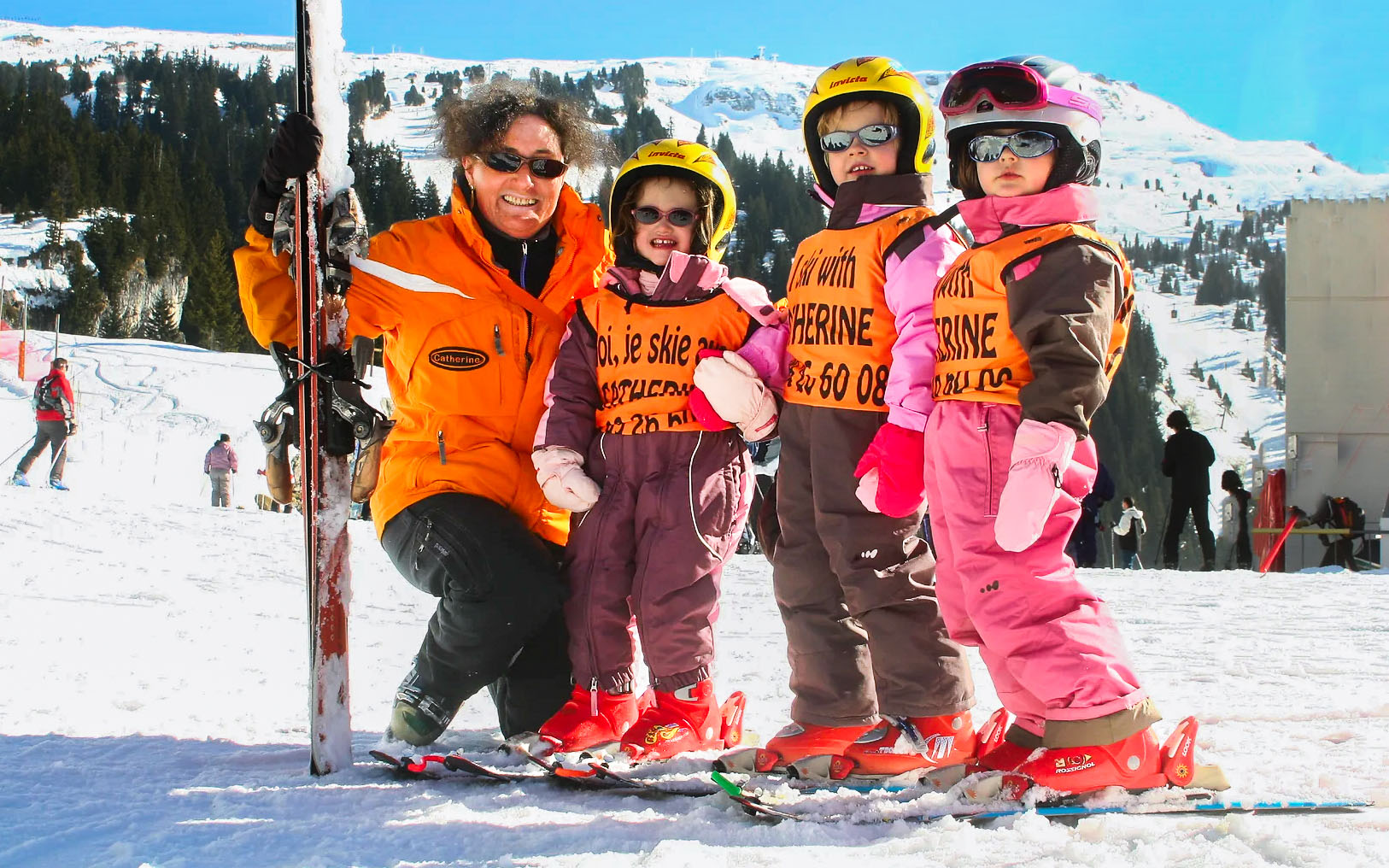 Groupe d'enfants pendant un cours de ski débutant avec Catherine