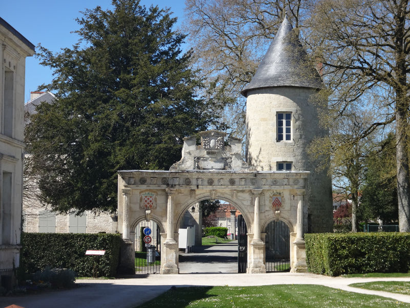 Porte Renaissance et tour Hélène