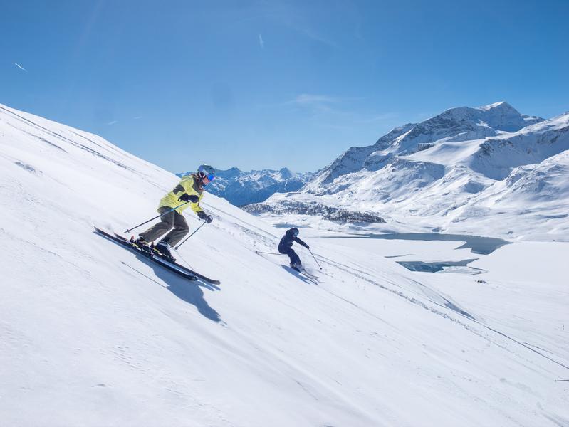 Ski à Val Cenis avec vue sur le lac du Mont Cenis