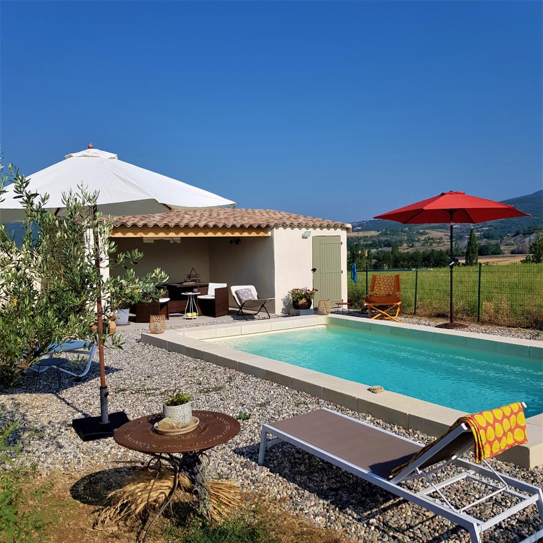 L'espace piscine et salon d'été.