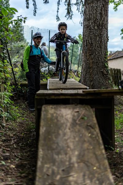 Une jeune vététiste avec son moniteur sur les modules de l'école de VTT de Charavines