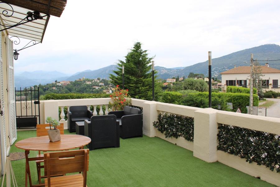 Terrasse de 40 m2  vue panoramique sur les Alpes . Salon de jardin, Chaise longue, coin repas - Villa Madeleine - Gîtes de France Colomars