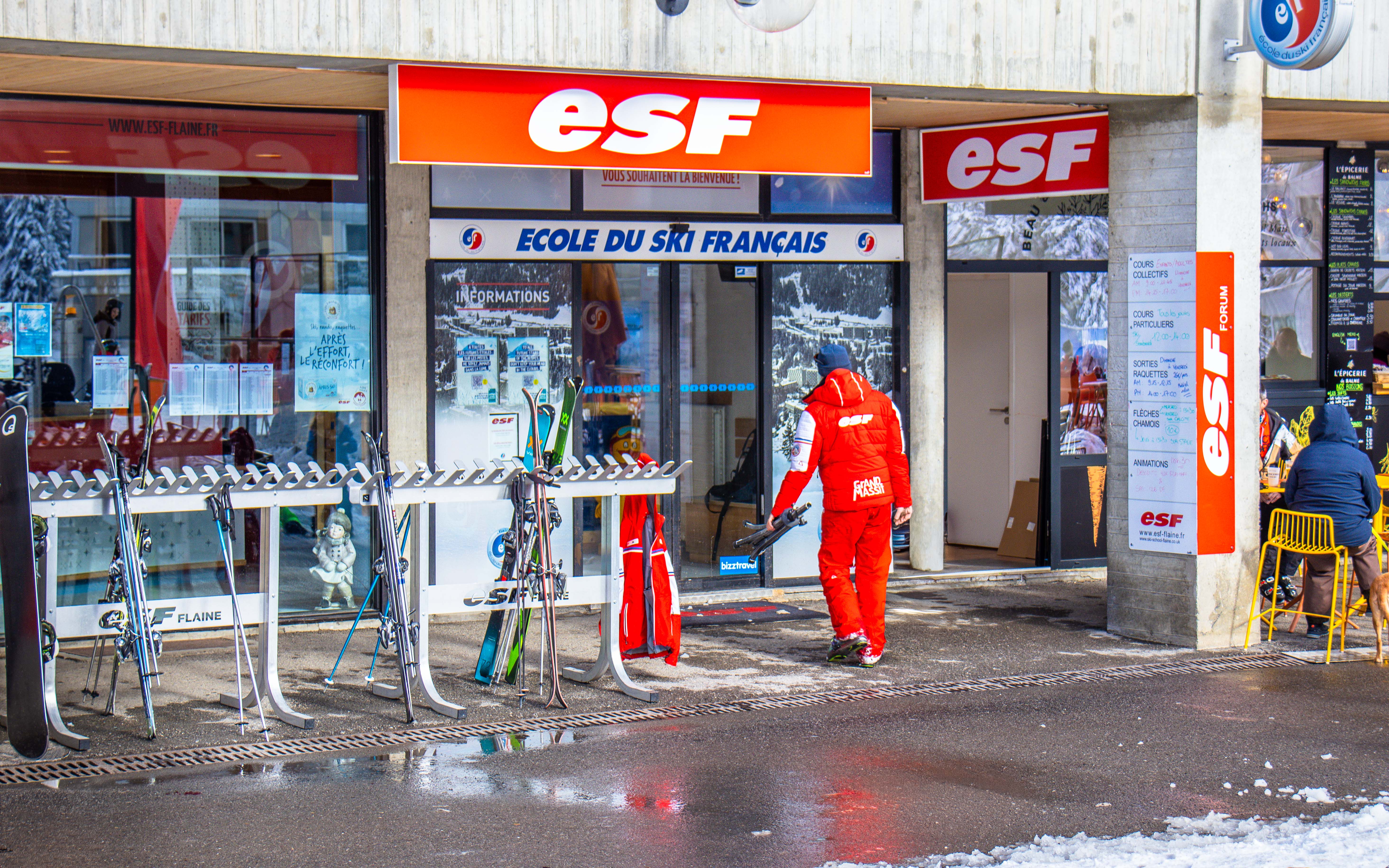 Voorkant van de Franse skischool in Flaine Forum