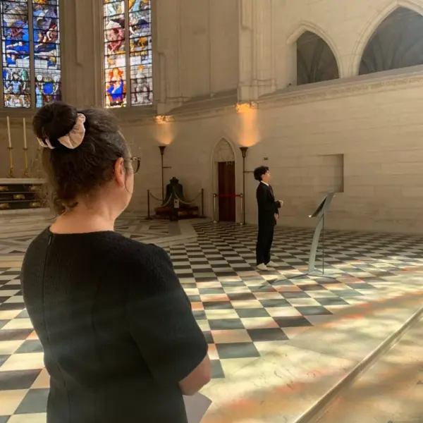 Enfant chantant dans la Sainte-Chapelle du Château de Vincennes 