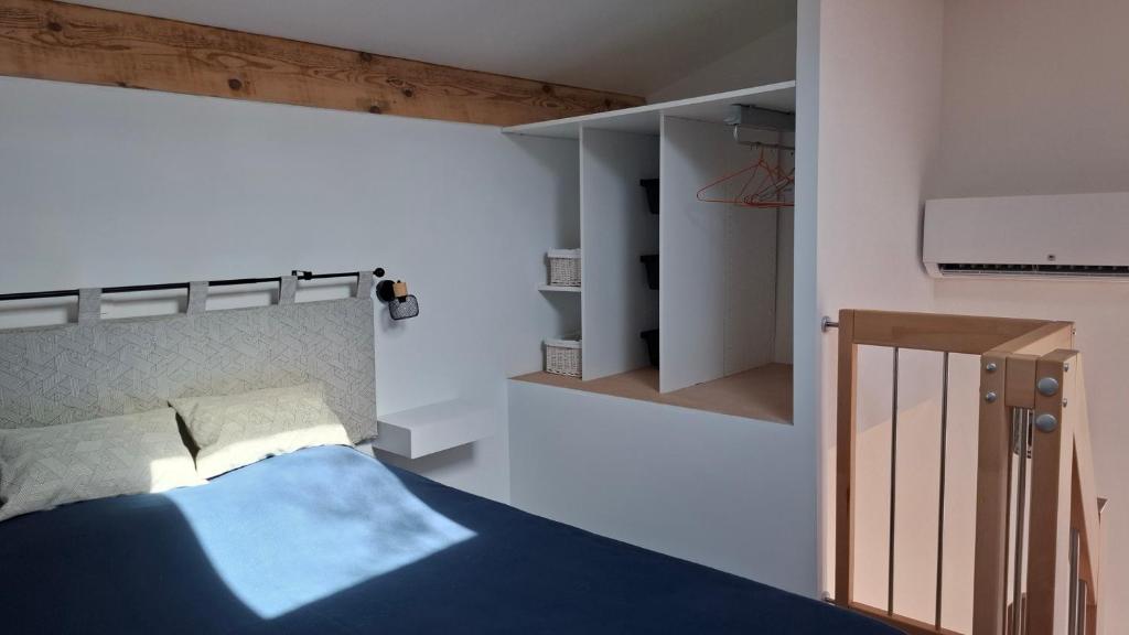 Mazet provençal sous les chênes