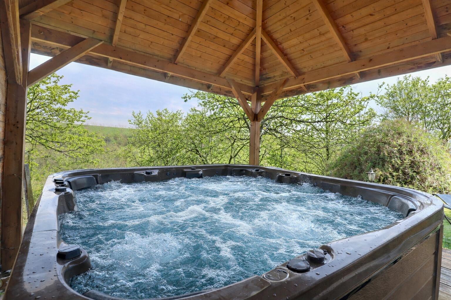 Spa (30min d'accès offert par jour, pendant votre séjour)
La photo a été prise en hiver. Les feuilles des arbres ont été ajoutées avec l'aide de l'IA.
