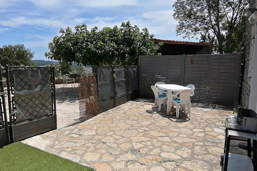 Coin repas privatif -Sylilanse - Gîte Chante Mûre à St Pons