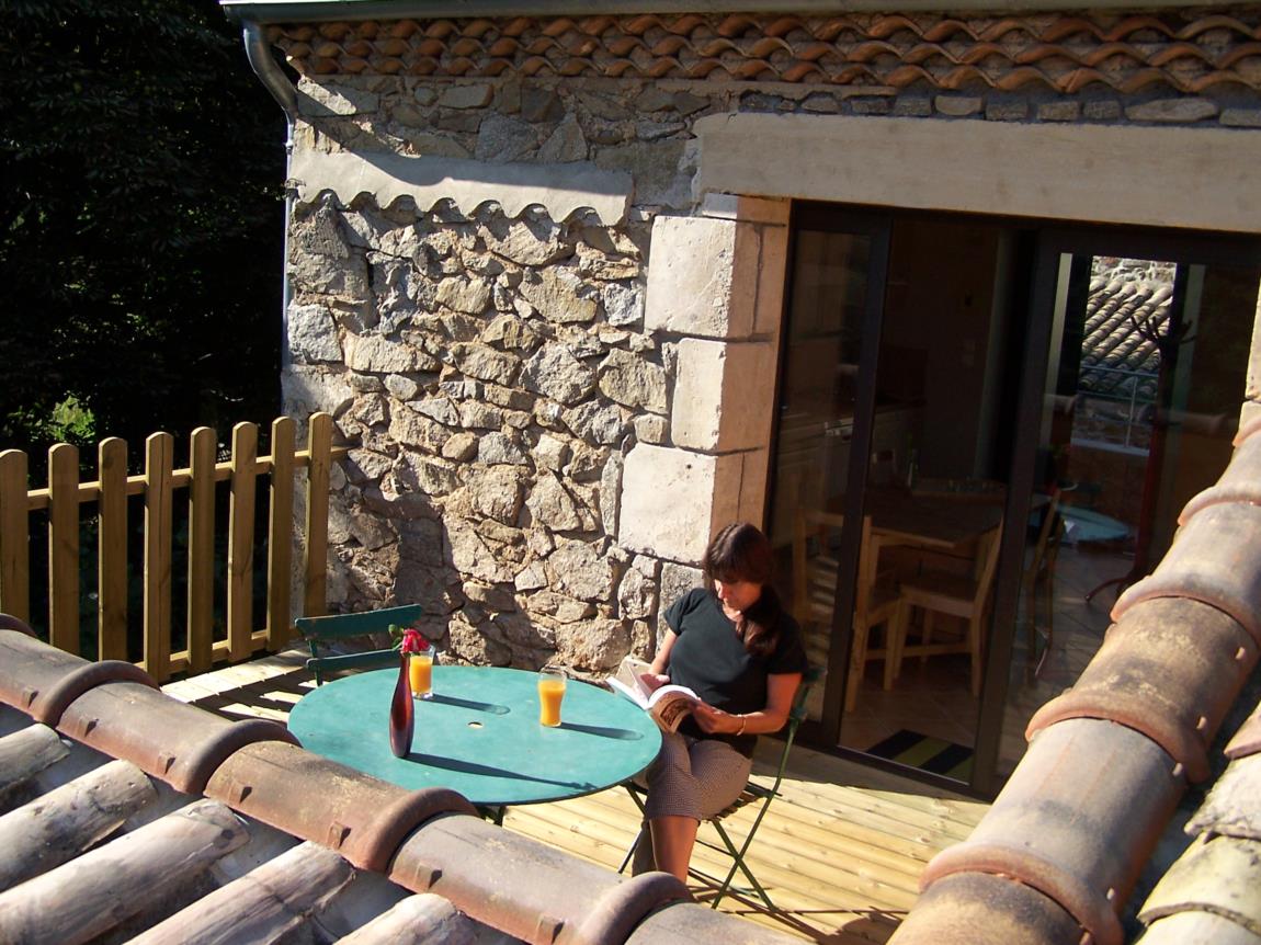 la terrasse donnant sur la piscine