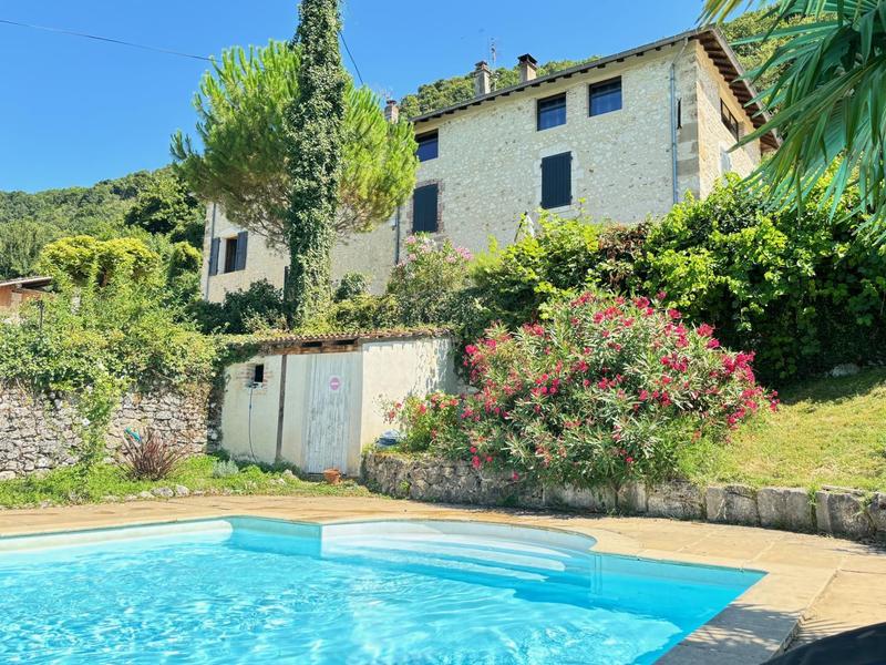 gîte et piscine