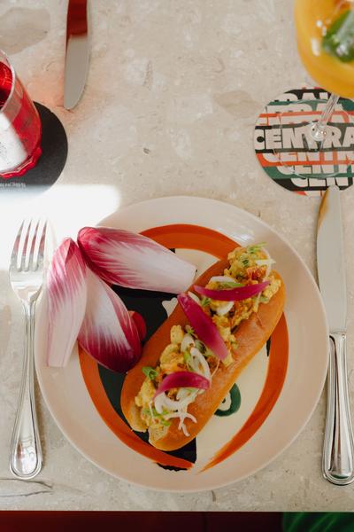Un hot-dog revisité, aux crudités.