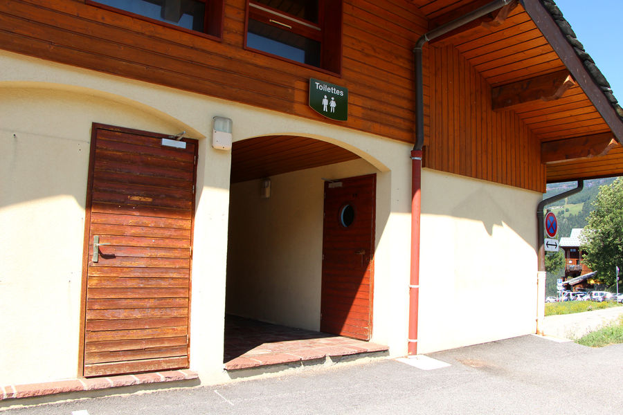 Entrée côté route