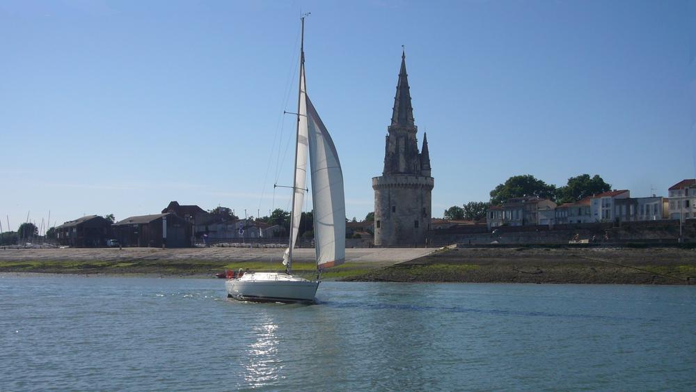 Le bateau dans le canal d'entrée du port, devant la tour de la Lanterne.