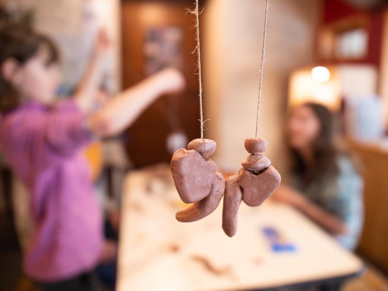Crée ton collier préhistorique au musée d'archéologie de Val Cenis