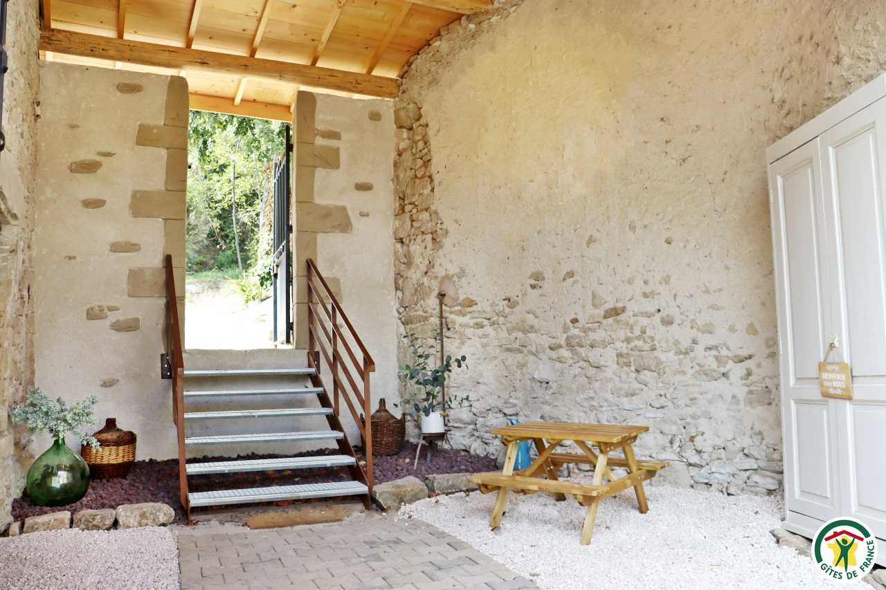 Entrée par la cour fermée du gîte