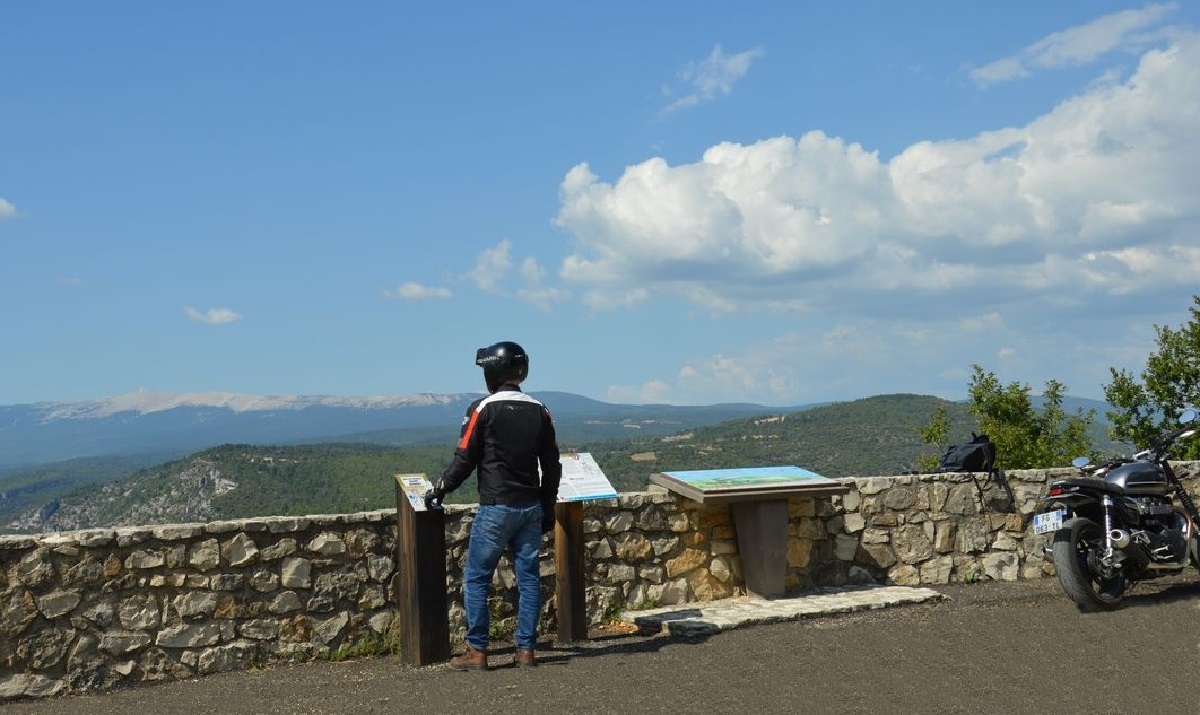 Accompagnement moto au pied du Mont Ventoux