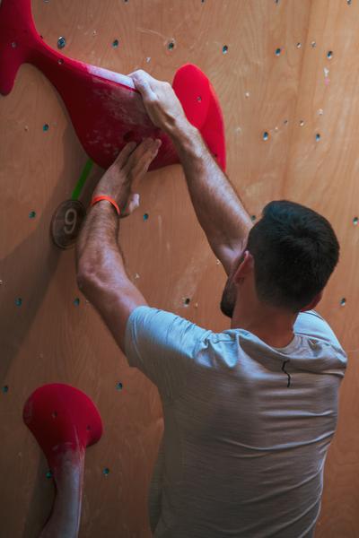 Grimpeur dans la salle d'escalade