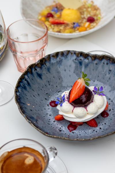 un dessert à la fraise.