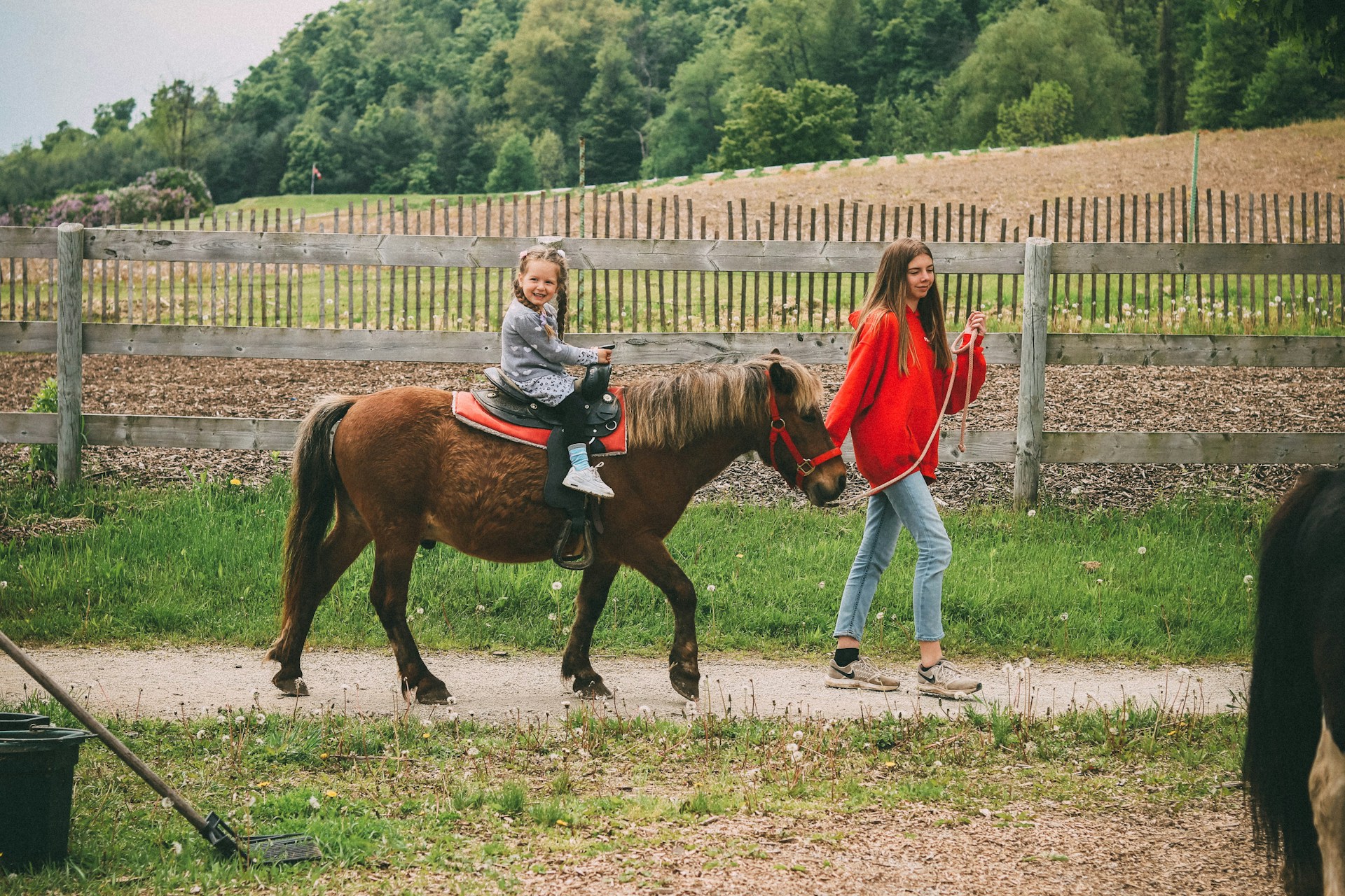 Balade en poney parent-enfants_Saint-Maurice-de-Gourdans